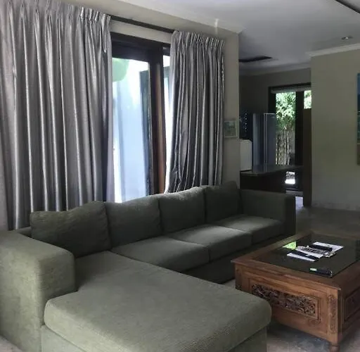 Spacious Private Pool Apartment-beachside